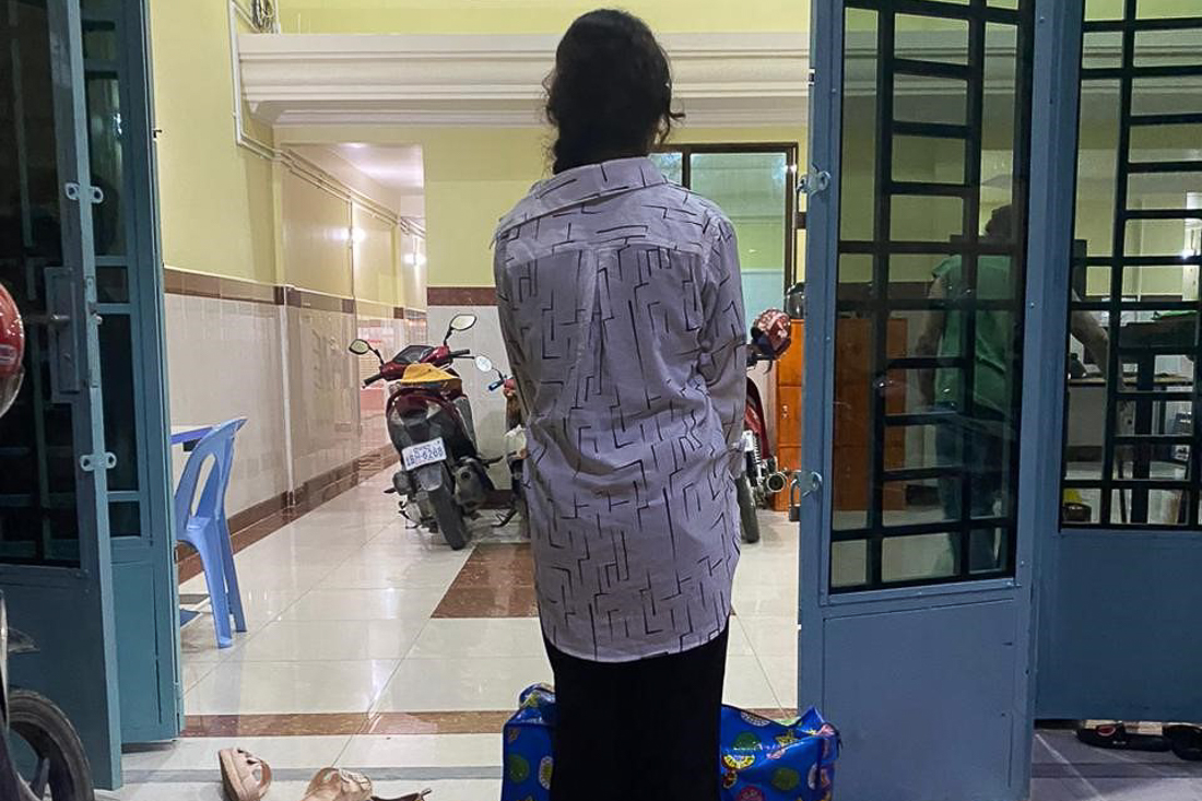 GirlArrivesAtDahliaDorm